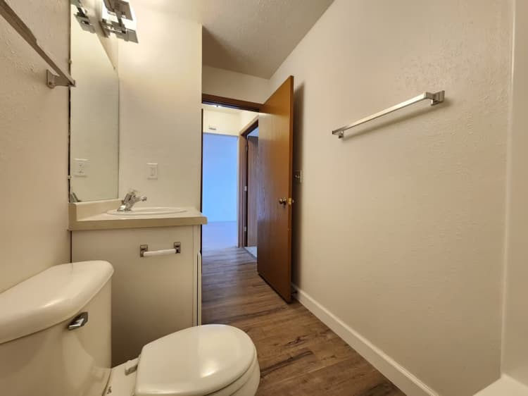 Oak Creek apartments for rent - image - large.jpg_2.avif