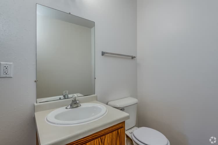 Oak Creek apartments for rent - image - large.jpg_9.avif