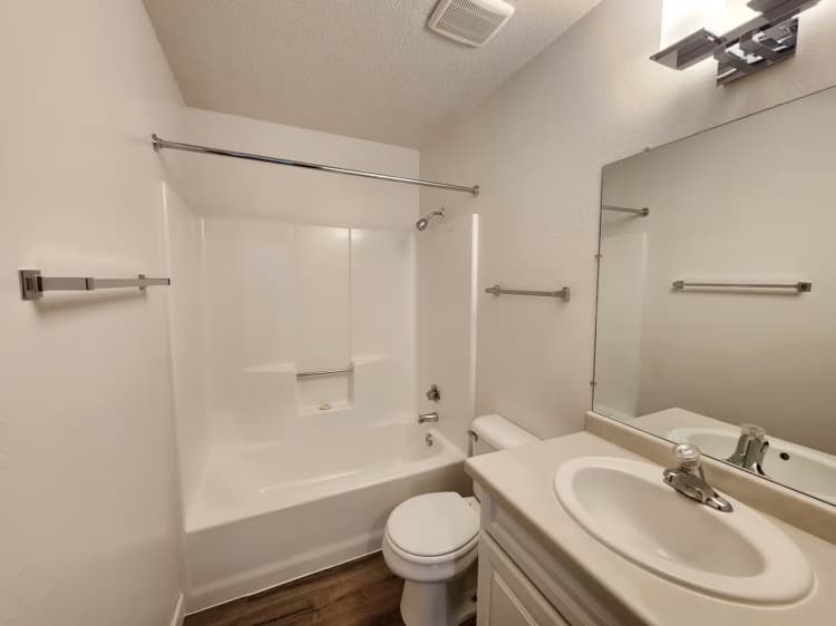 Oak Creek apartments for rent - image - original.jpg_31.avif
