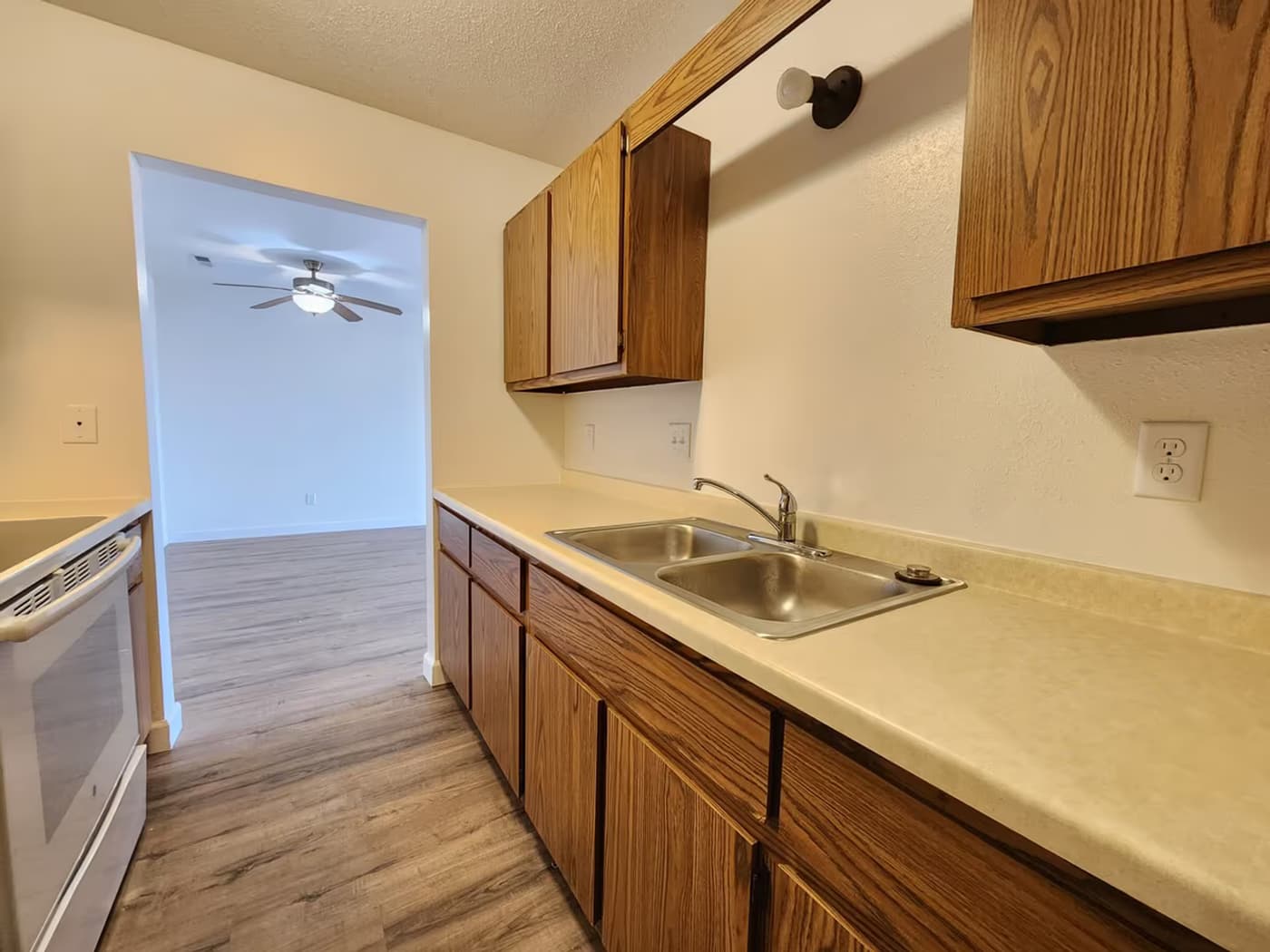 Oak Creek apartments for rent - image - original.jpg_34.avif