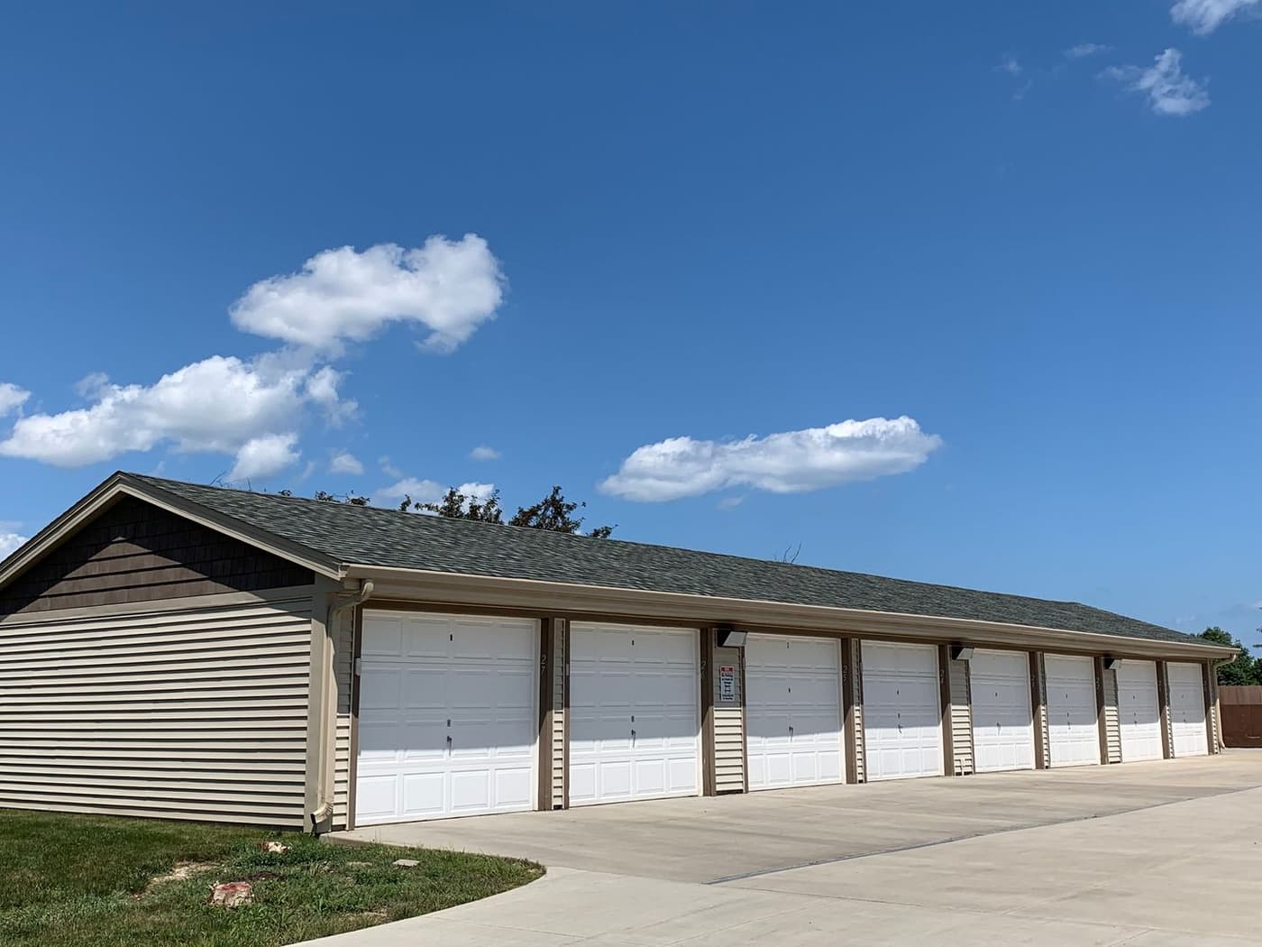 Oak Creek apartments for rent - Property image - Oak Park Apartments - 3