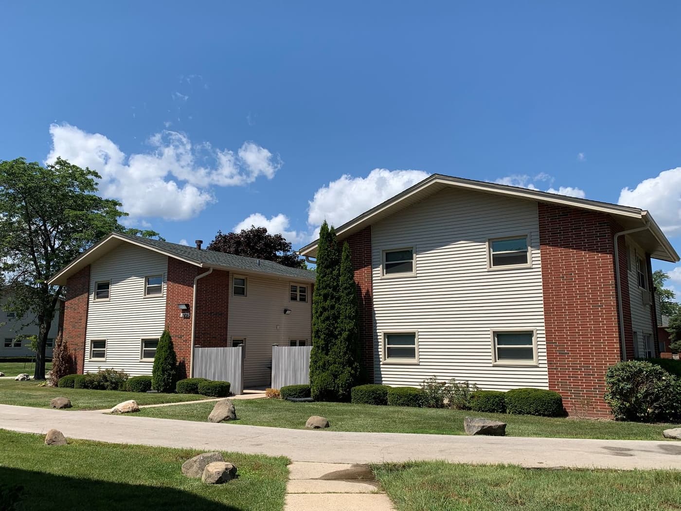 Oak Creek apartments for rent - Property image - Oak Park Apartments - 2