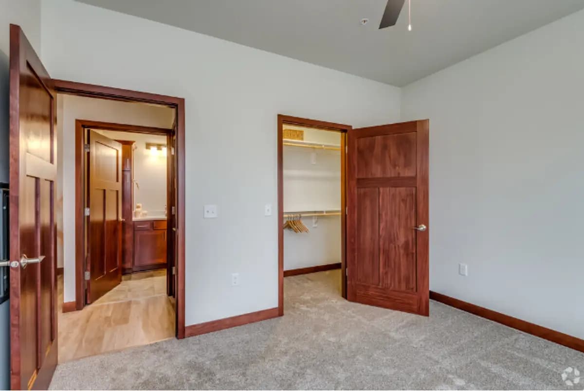 The Oaks at 8100 - Apartment - 10