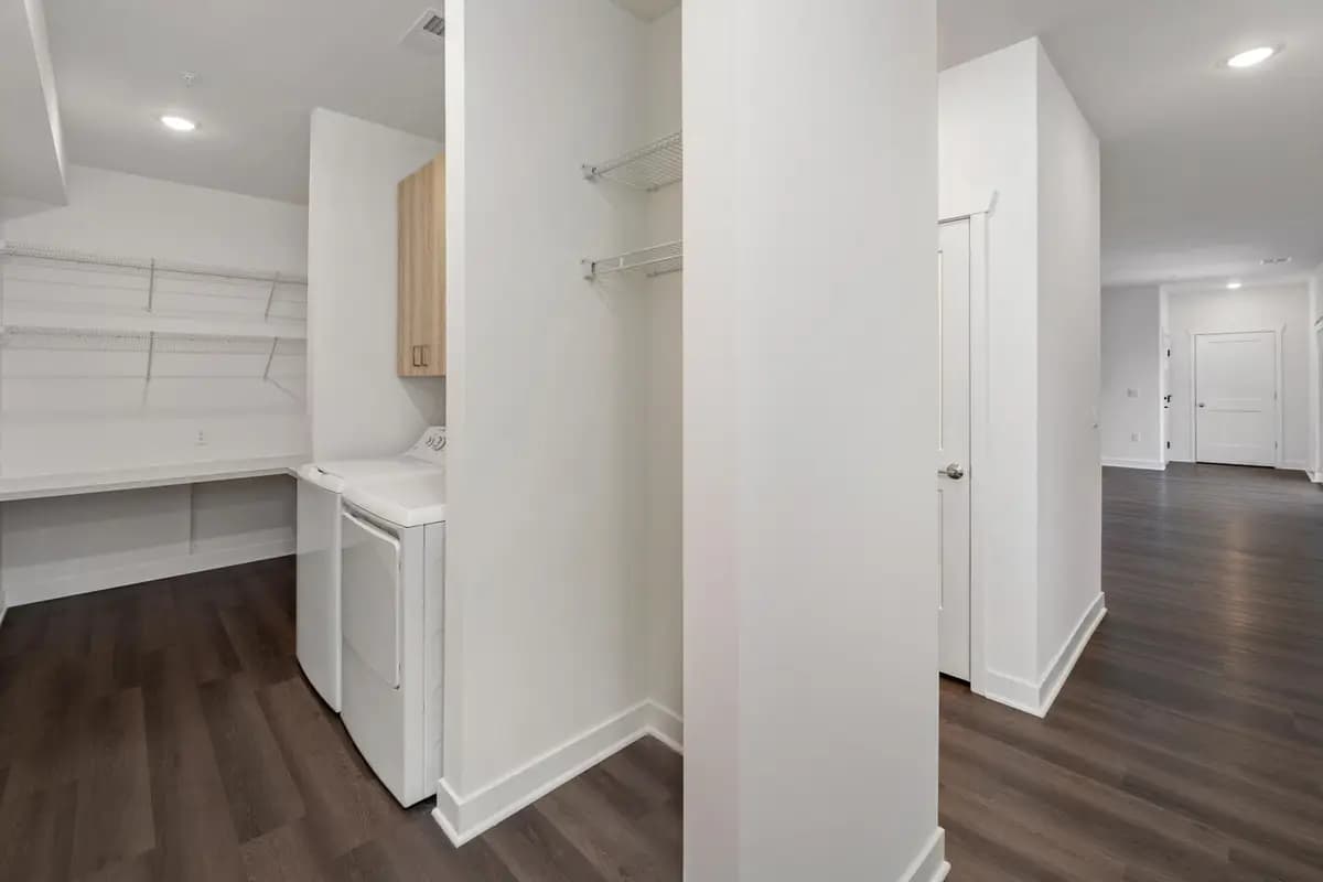 1876 Mildenhall Dr - Apartment - 43