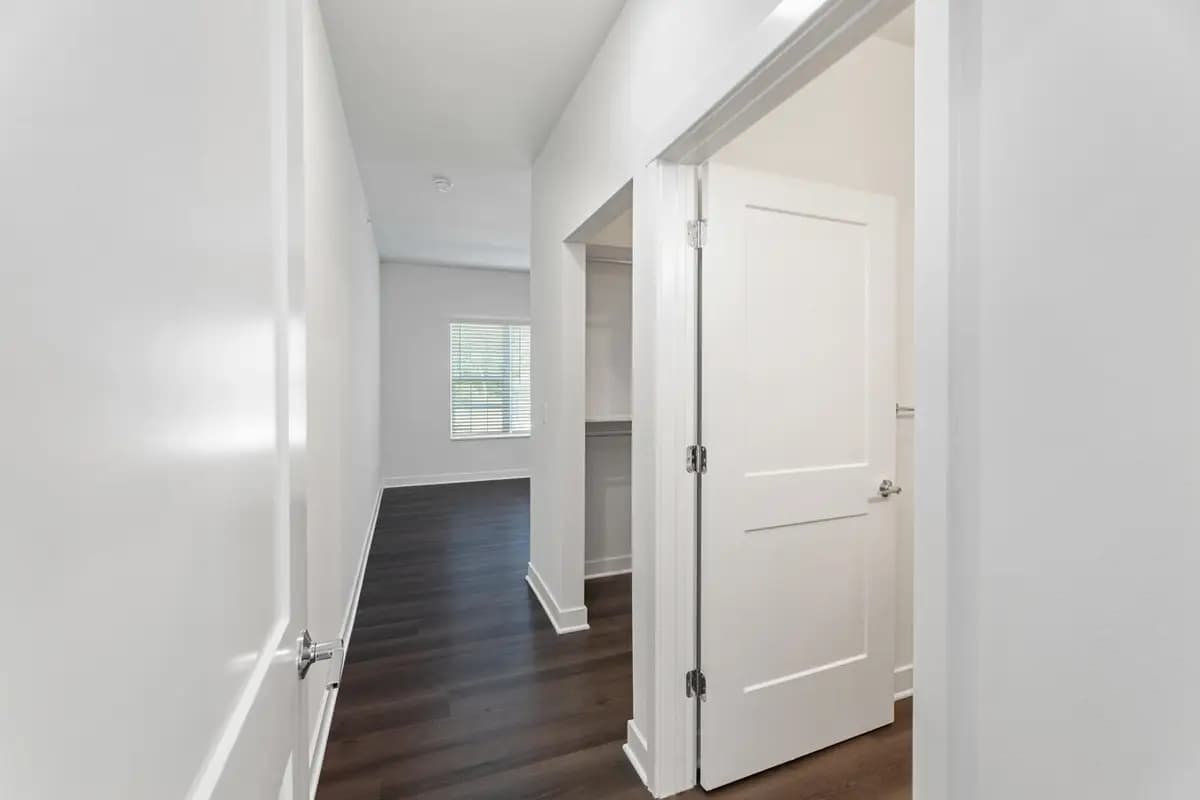 1876 Mildenhall Dr - Apartment - 54