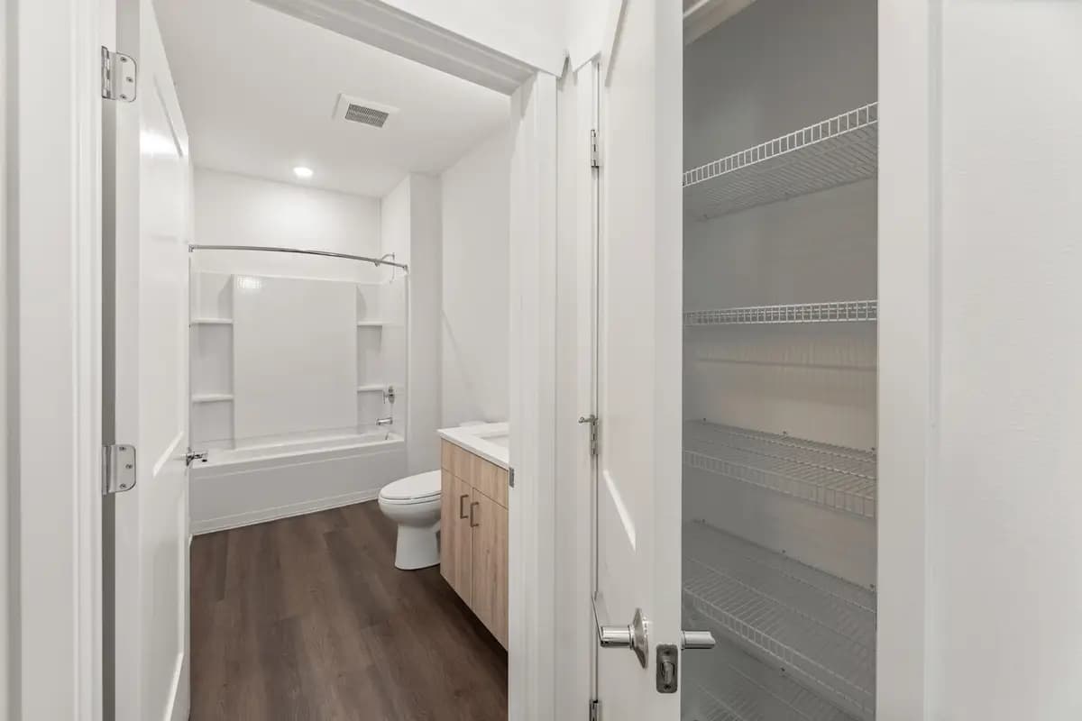 1876 Mildenhall Dr - Apartment - 55