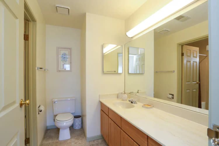 Oak Creek apartments for rent - image - wood-creek-apartments-oak-creek-wi-bathroom (1).jpg