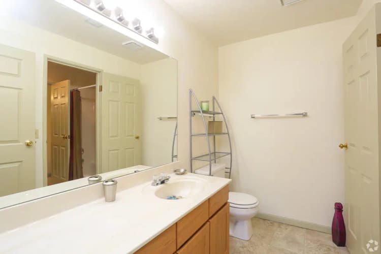 Oak Creek apartments for rent - image - wood-creek-apartments-oak-creek-wi-bathroom.jpg