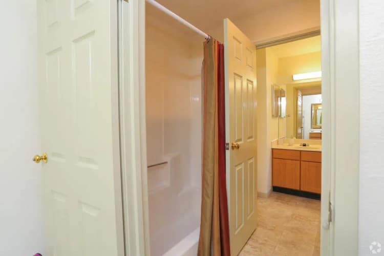 Oak Creek apartments for rent - image - wood-creek-apartments-oak-creek-wi-shower.jpg