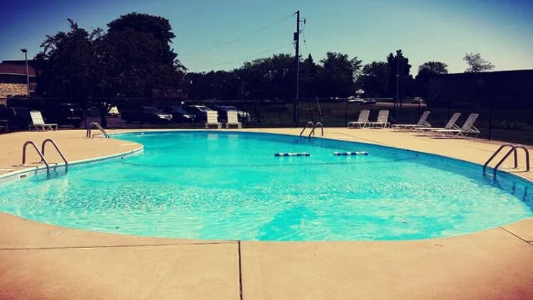 Oak Creek apartments for rent - image - wildwoodpreservepool-1920w.webp