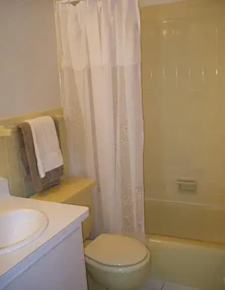 Oak Creek apartments for rent - image - oak-park-bathroom79397-1920w.webp