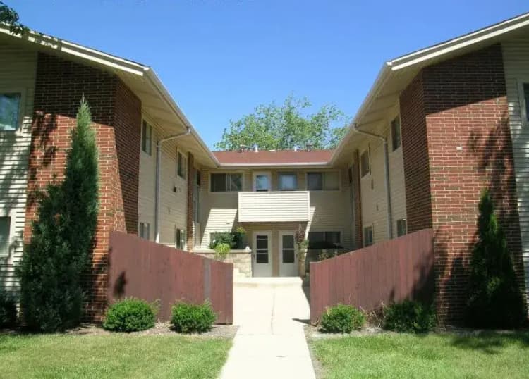 Oak Creek apartments for rent - image - oak-park-exterior279397-1920w.webp