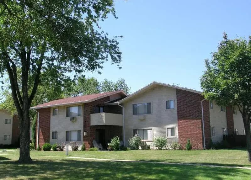 Oak Creek apartments for rent - image - oak-park-exterior436416-1920w.webp
