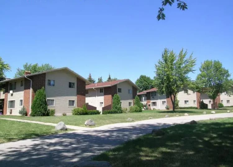 Oak Creek apartments for rent - image - oak-park-exterior79397-1920w.webp
