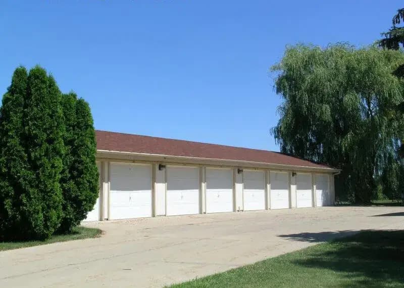 Oak Creek apartments for rent - image - oak-park-garages36416-1920w.webp