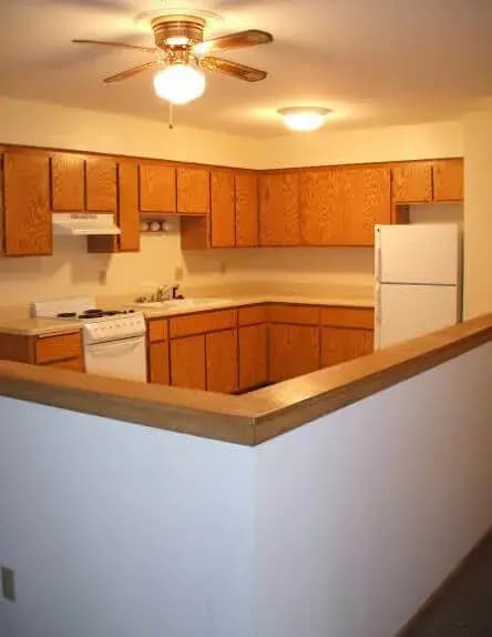 Oak Creek apartments for rent - image - oak-park-kitchen83434-1920w.webp