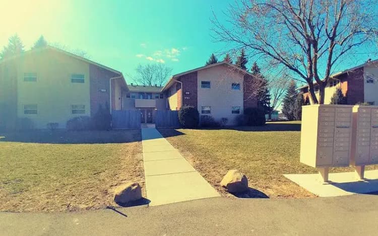 Oak Creek apartments for rent - image - oakparkexterior9-1920w.webp