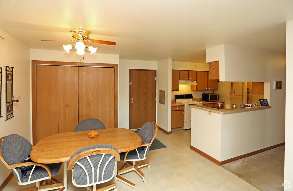 undefined apartments for rent - image - brandywood-apartments-oak-creek-wi-eating-area.jpg